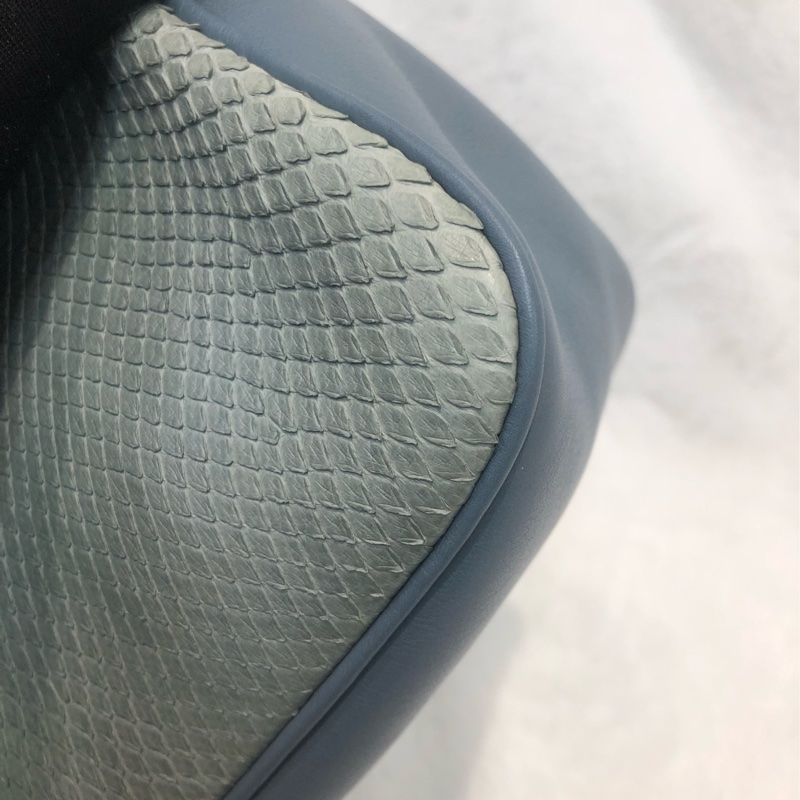 Ferragamo 粉藍色蛇紋皮 手挽Hobo XC233-12