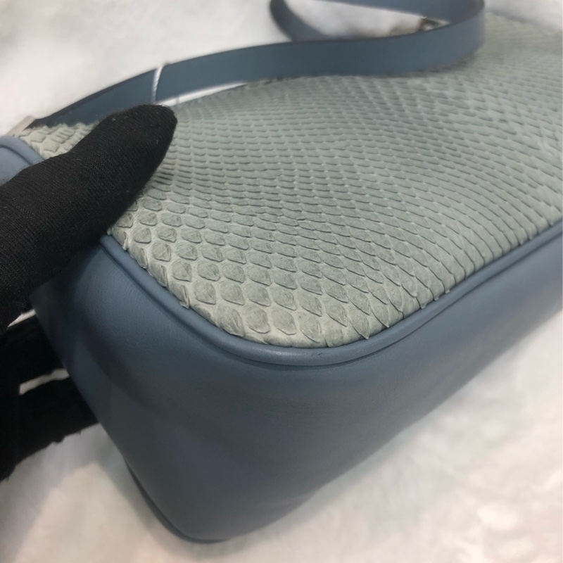 Ferragamo 粉藍色蛇紋皮 手挽Hobo XC233-13