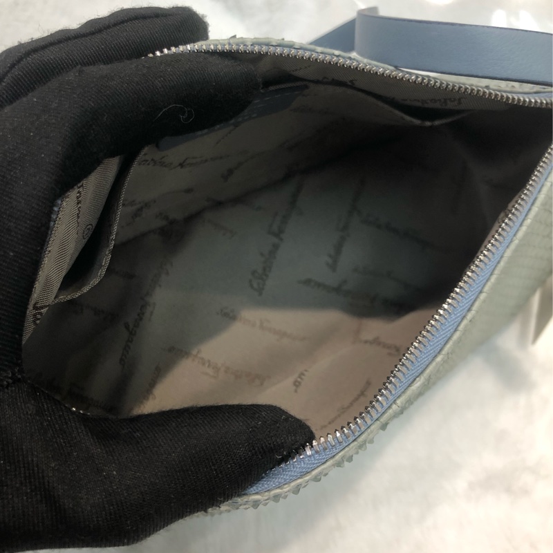 Ferragamo 粉藍色蛇紋皮 手挽Hobo XC233-17