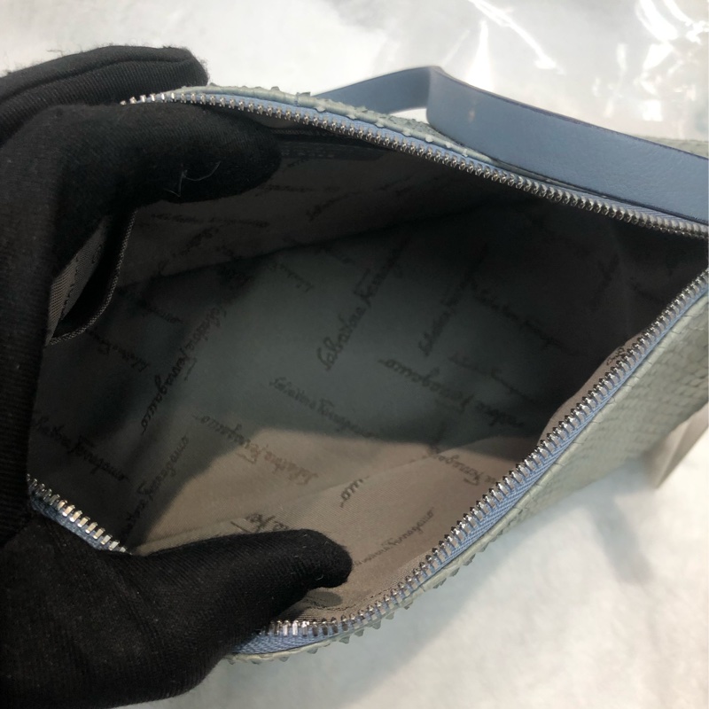 Ferragamo 粉藍色蛇紋皮 手挽Hobo XC233-18