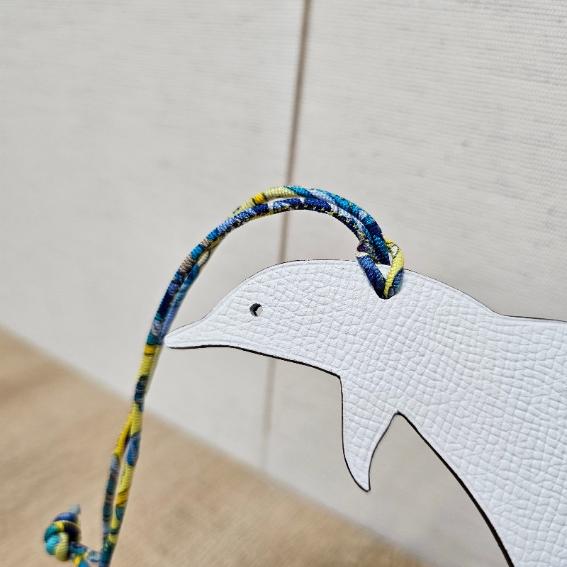 [絕版品愛馬仕神秘工坊好物🫶]  Hermes白深藍雙面海豚皮吊飾-1