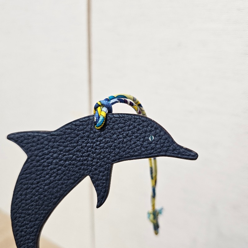 [絕版品愛馬仕神秘工坊好物🫶]  Hermes白深藍雙面海豚皮吊飾-3
