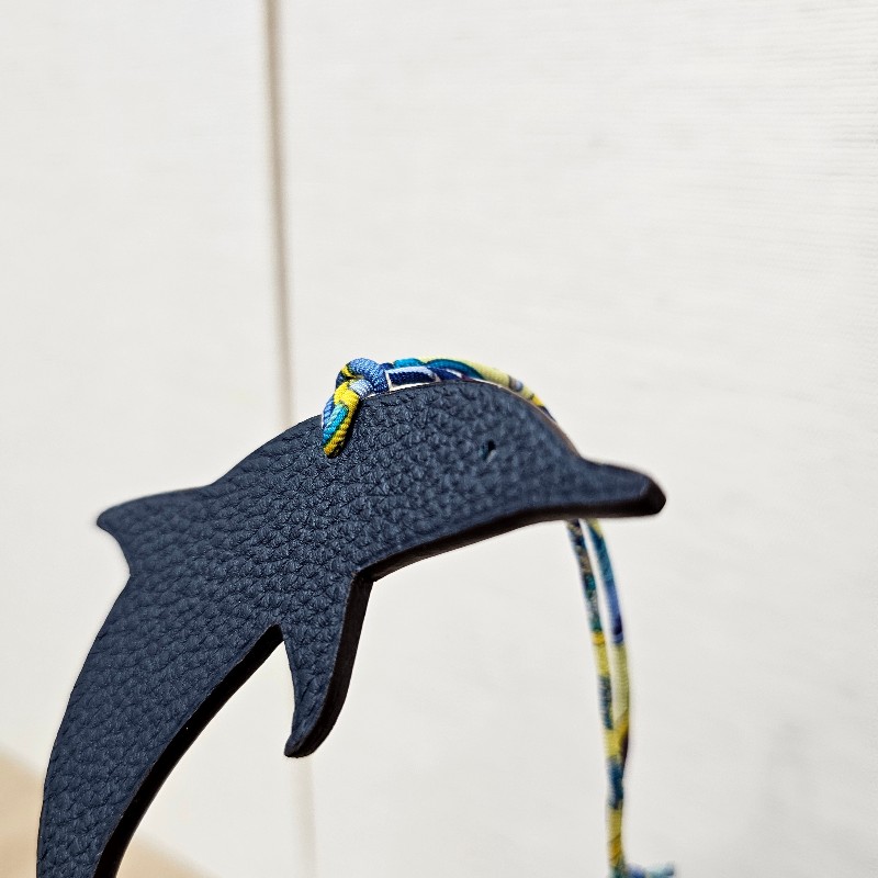 [絕版品愛馬仕神秘工坊好物🫶]  Hermes白深藍雙面海豚皮吊飾-14
