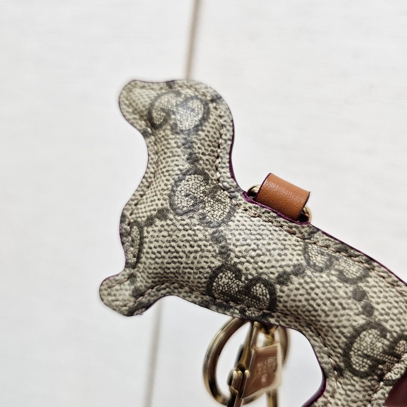 [狗奴必備🤣] Gucci老花棕色深紫皮革小狗吊飾-5