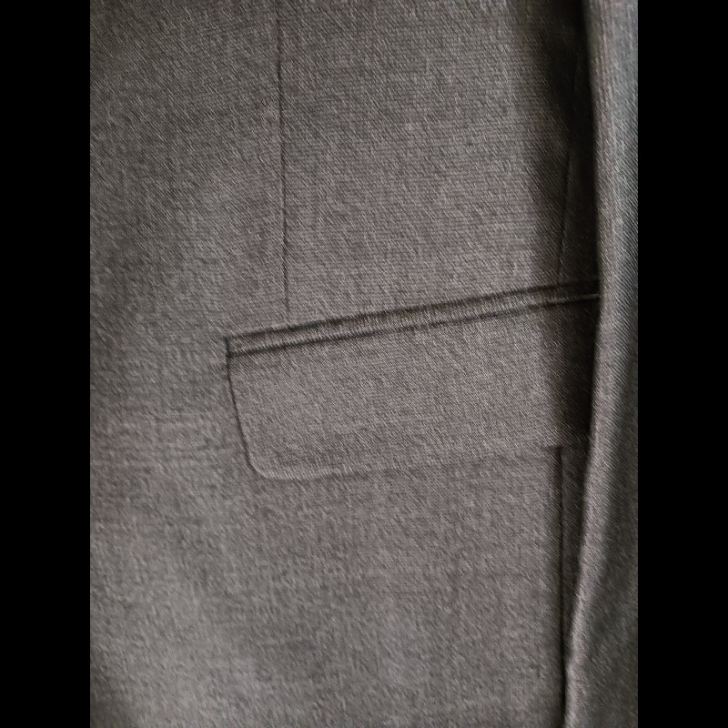 Prada真絲羊毛混紡西裝上衣外套，材質為54%初剪羊毛以及46%純蠶絲，是一種高品質的天然面料，指從活羊身上第一次剪下的羊毛，未經回收加工，纖維細膩、柔軟、保暖性極佳，常用於高檔毛衣或大衣，在購買服飾或毛線，看到此標示表示這件產品選用的羊毛材質非常天然且品質上乘！-3