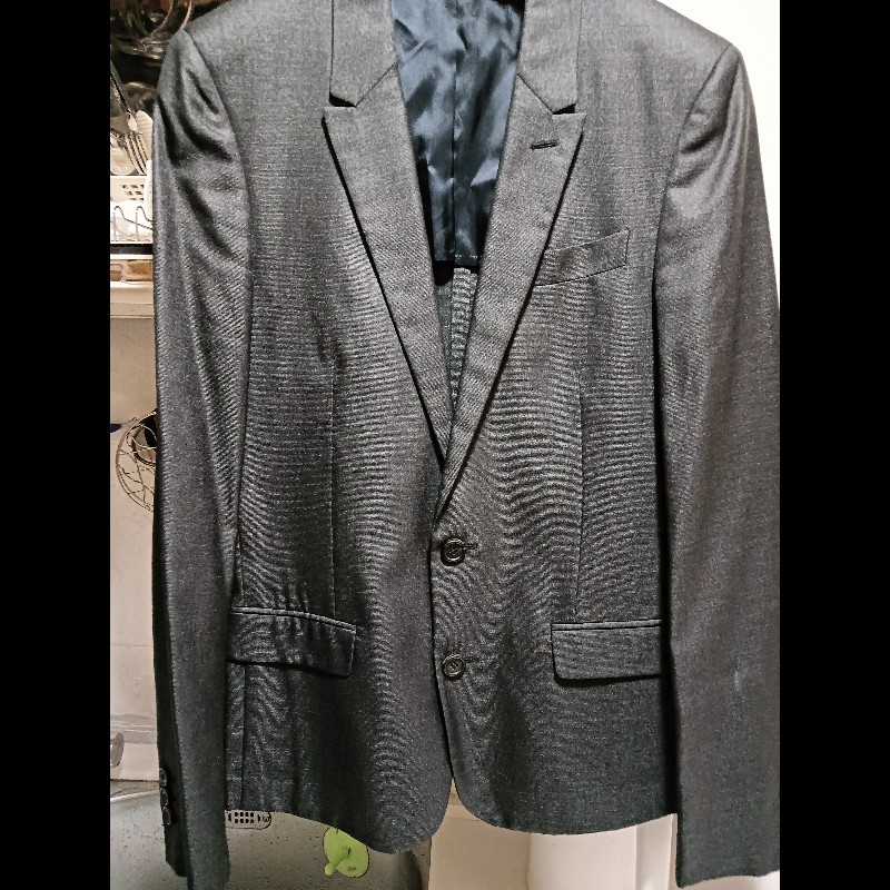 Prada真絲羊毛混紡西裝上衣外套，材質為54%初剪羊毛以及46%純蠶絲，是一種高品質的天然面料，指從活羊身上第一次剪下的羊毛，未經回收加工，纖維細膩、柔軟、保暖性極佳，常用於高檔毛衣或大衣，在購買服飾或毛線，看到此標示表示這件產品選用的羊毛材質非常天然且品質上乘！-4