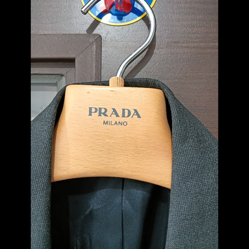 Prada真絲羊毛混紡西裝上衣外套，材質為54%初剪羊毛以及46%純蠶絲，是一種高品質的天然面料，指從活羊身上第一次剪下的羊毛，未經回收加工，纖維細膩、柔軟、保暖性極佳，常用於高檔毛衣或大衣，在購買服飾或毛線，看到此標示表示這件產品選用的羊毛材質非常天然且品質上乘！-8