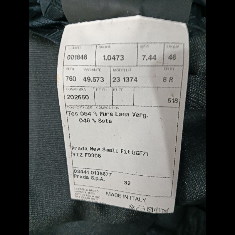 Prada真絲羊毛混紡西裝上衣外套，材質為54%初剪羊毛以及46%純蠶絲，是一種高品質的天然面料，指從活羊身上第一次剪下的羊毛，未經回收加工，纖維細膩、柔軟、保暖性極佳，常用於高檔毛衣或大衣，在購買服飾或毛線，看到此標示表示這件產品選用的羊毛材質非常天然且品質上乘！-13