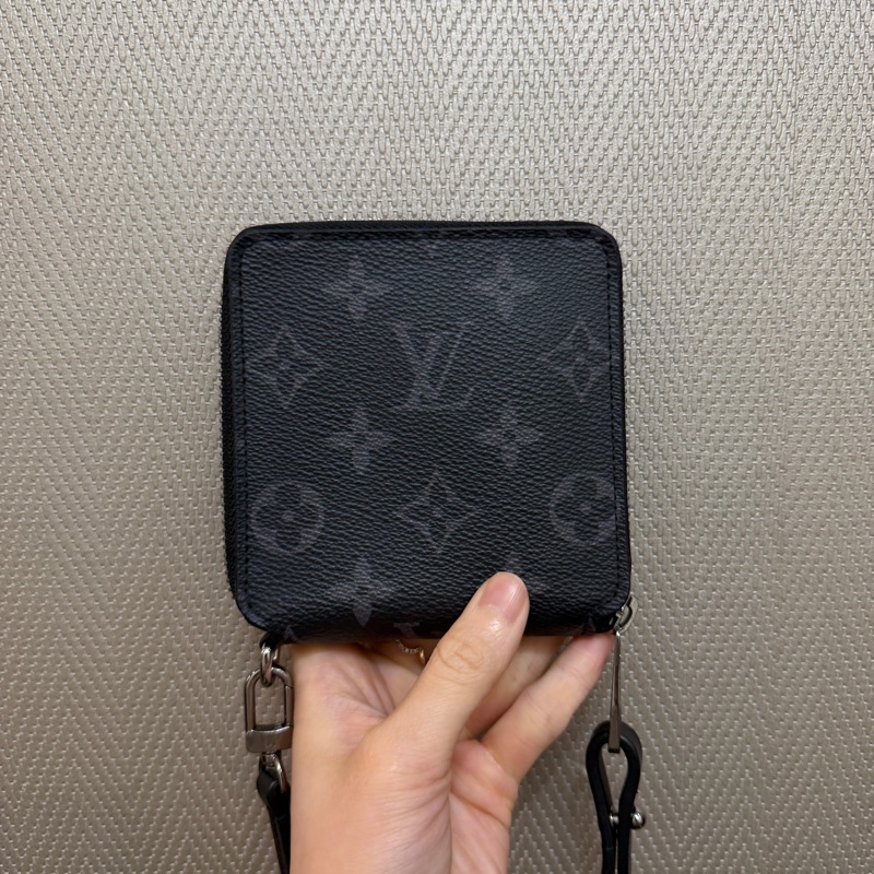 LV 黑灰原花銀釦ㄇ拉短夾（掛繩可拆）-0