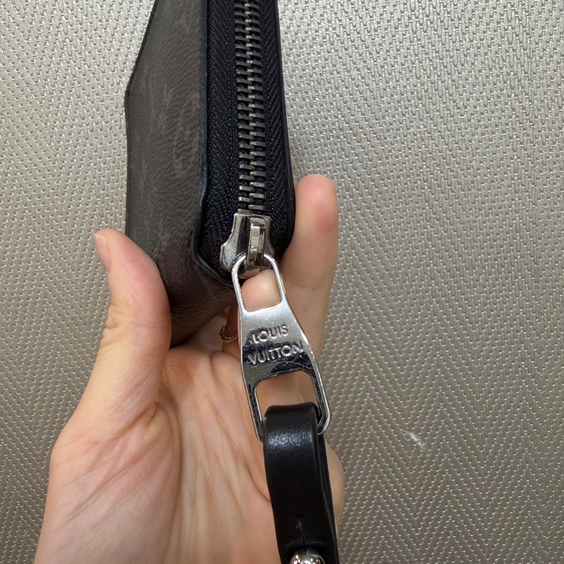 LV 黑灰原花銀釦ㄇ拉短夾（掛繩可拆）-1