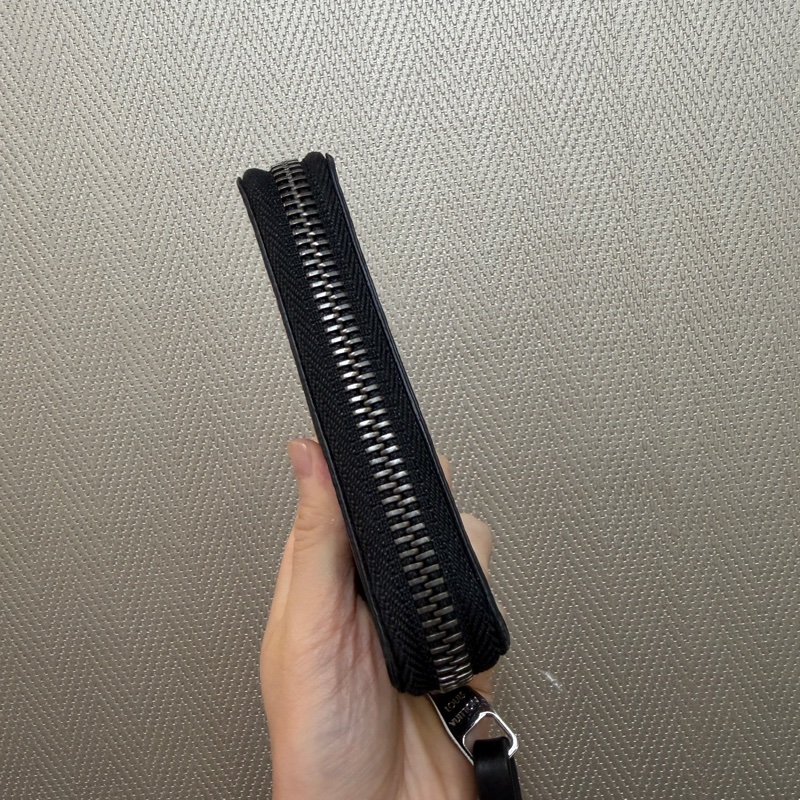 LV 黑灰原花銀釦ㄇ拉短夾（掛繩可拆）-4