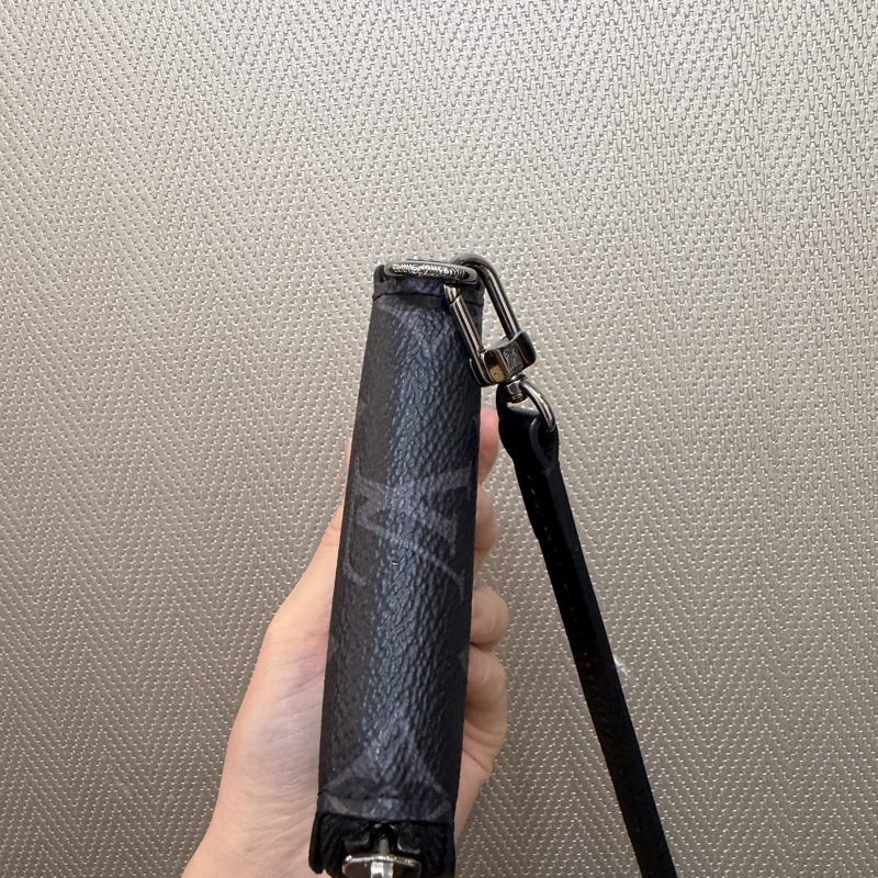 LV 黑灰原花銀釦ㄇ拉短夾（掛繩可拆）-6