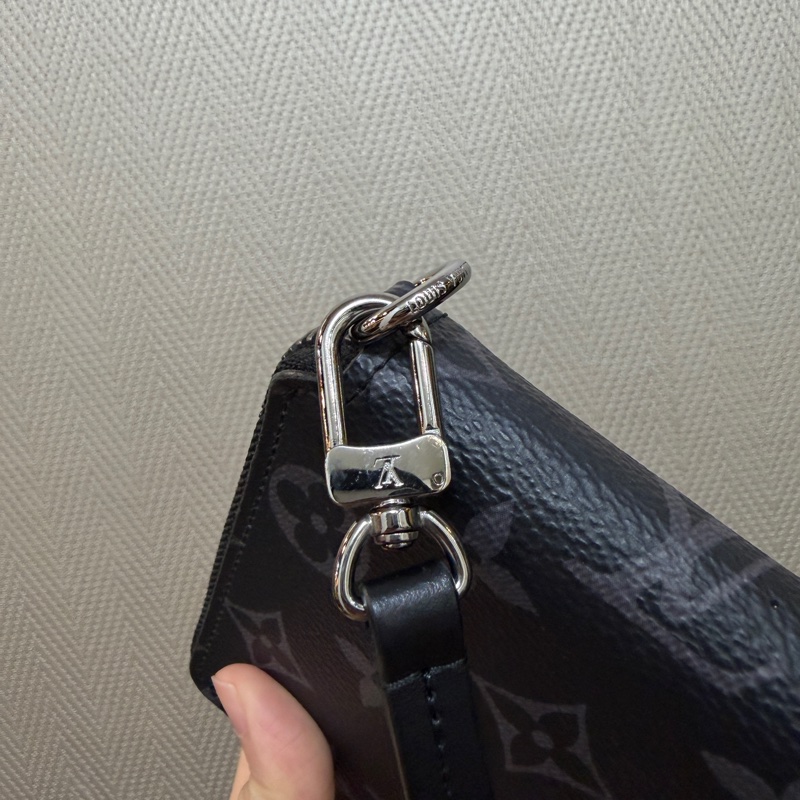 LV 黑灰原花銀釦ㄇ拉短夾（掛繩可拆）-7