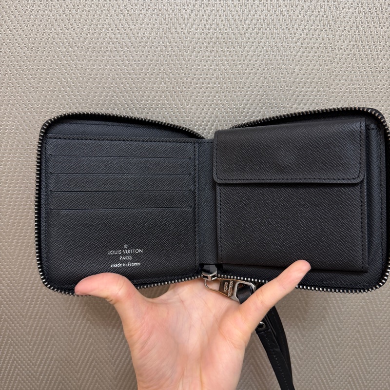 LV 黑灰原花銀釦ㄇ拉短夾（掛繩可拆）-9