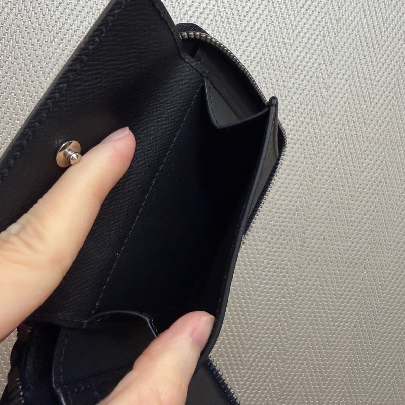 LV 黑灰原花銀釦ㄇ拉短夾（掛繩可拆）-11