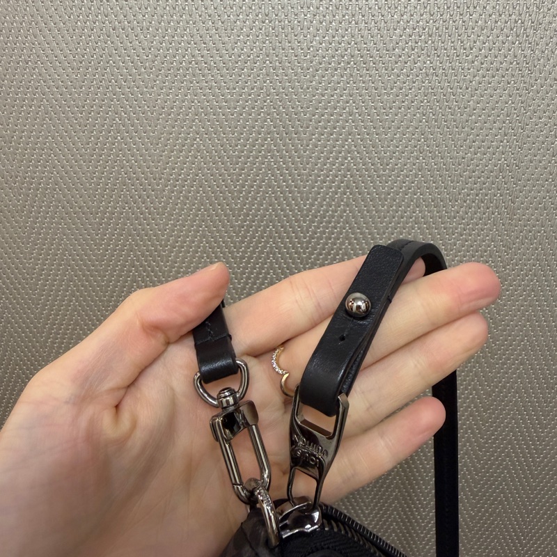LV 黑灰原花銀釦ㄇ拉短夾（掛繩可拆）-14