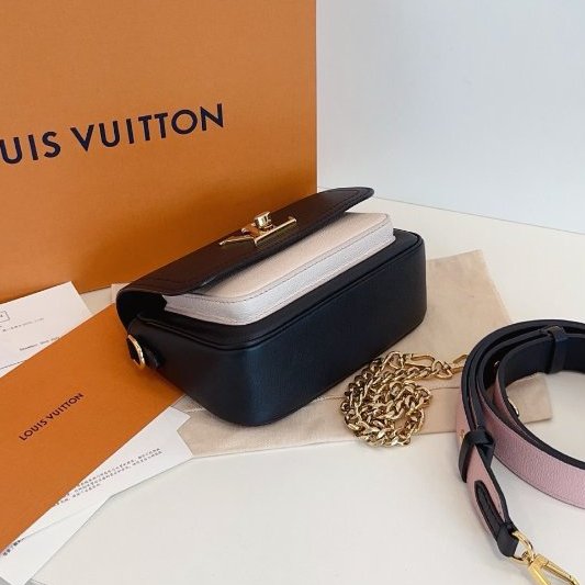 芯片款 路易威登/Louis Vuitton Lockme Tender雙肩帶郵差包 黑白全皮 肩帶內拼櫻花粉-4