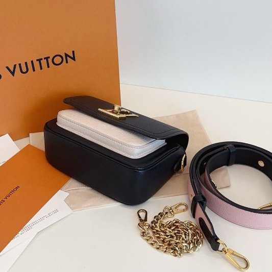 芯片款 路易威登/Louis Vuitton Lockme Tender雙肩帶郵差包 黑白全皮 肩帶內拼櫻花粉-5