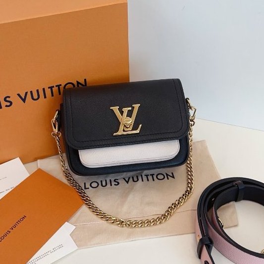 芯片款 路易威登/Louis Vuitton Lockme Tender雙肩帶郵差包 黑白全皮 肩帶內拼櫻花粉-6