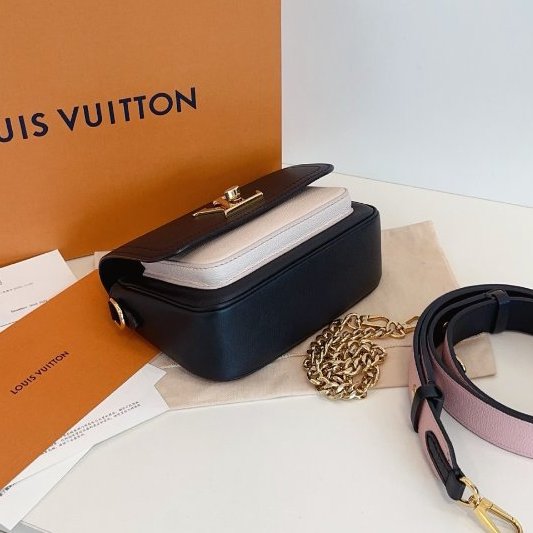 芯片款 路易威登/Louis Vuitton Lockme Tender雙肩帶郵差包 黑白全皮 肩帶內拼櫻花粉-8