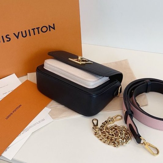 芯片款 路易威登/Louis Vuitton Lockme Tender雙肩帶郵差包 黑白全皮 肩帶內拼櫻花粉-9