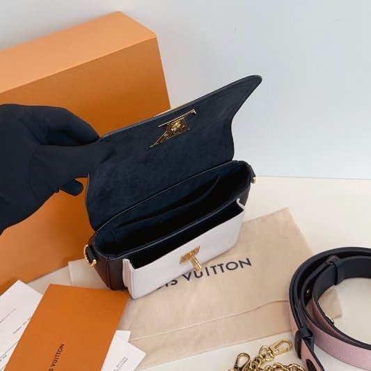芯片款 路易威登/Louis Vuitton Lockme Tender雙肩帶郵差包 黑白全皮 肩帶內拼櫻花粉-10