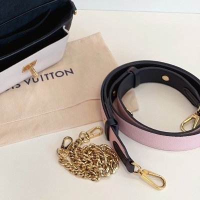 芯片款 路易威登/Louis Vuitton Lockme Tender雙肩帶郵差包 黑白全皮 肩帶內拼櫻花粉-11