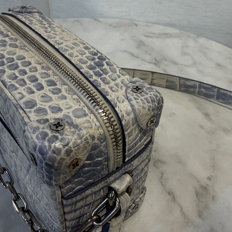 LV 冰川藍白鱷魚皮銀釦mini soft trunk N80066-8