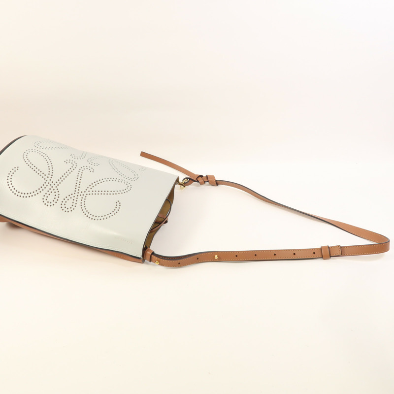 LOEWE 牛皮皮革Gate Anagram Bucket金扣肩背袋-7