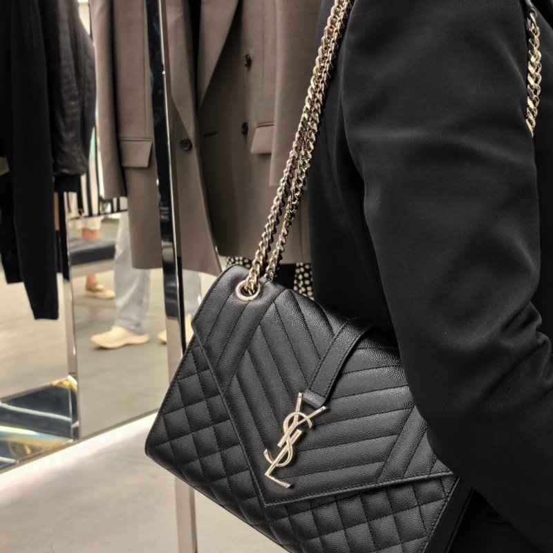 YSL黑色牛皮銀鍊粒面絎縫皮革中型信封斜背包-0