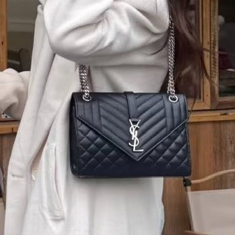 YSL黑色牛皮銀鍊粒面絎縫皮革中型信封斜背包-1