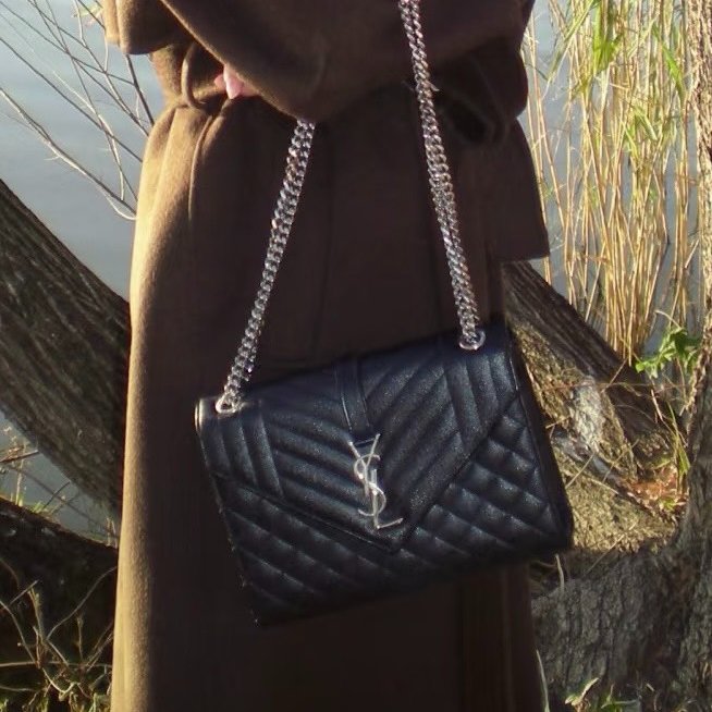 YSL黑色牛皮銀鍊粒面絎縫皮革中型信封斜背包-2