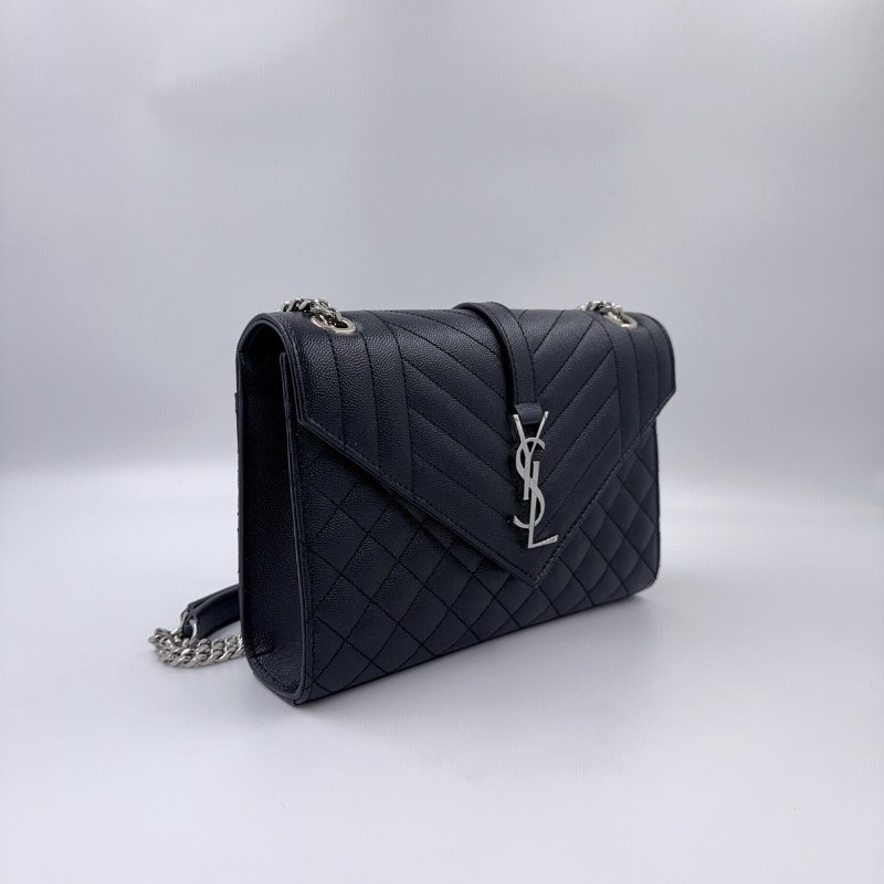 YSL黑色牛皮銀鍊粒面絎縫皮革中型信封斜背包-4