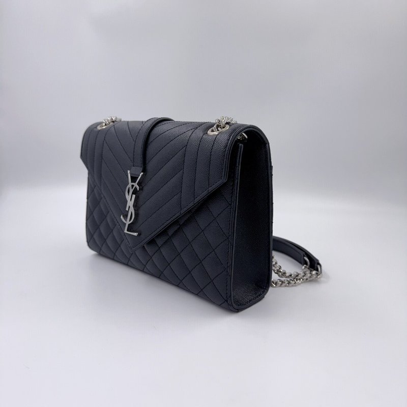 YSL黑色牛皮銀鍊粒面絎縫皮革中型信封斜背包-5