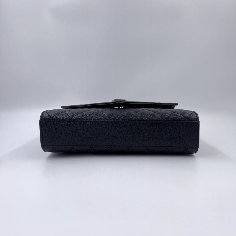 YSL黑色牛皮銀鍊粒面絎縫皮革中型信封斜背包-7