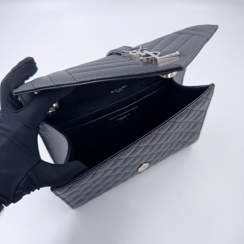 YSL黑色牛皮銀鍊粒面絎縫皮革中型信封斜背包-10