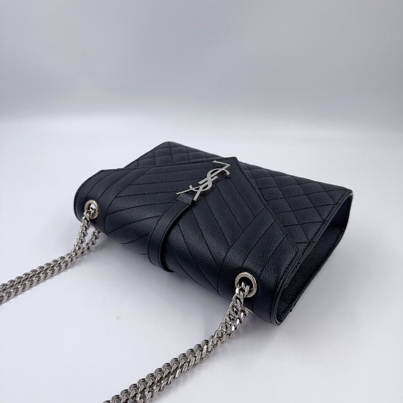 YSL黑色牛皮銀鍊粒面絎縫皮革中型信封斜背包-11