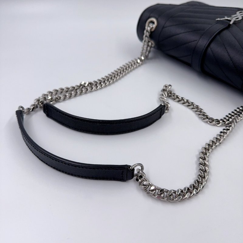 YSL黑色牛皮銀鍊粒面絎縫皮革中型信封斜背包-12