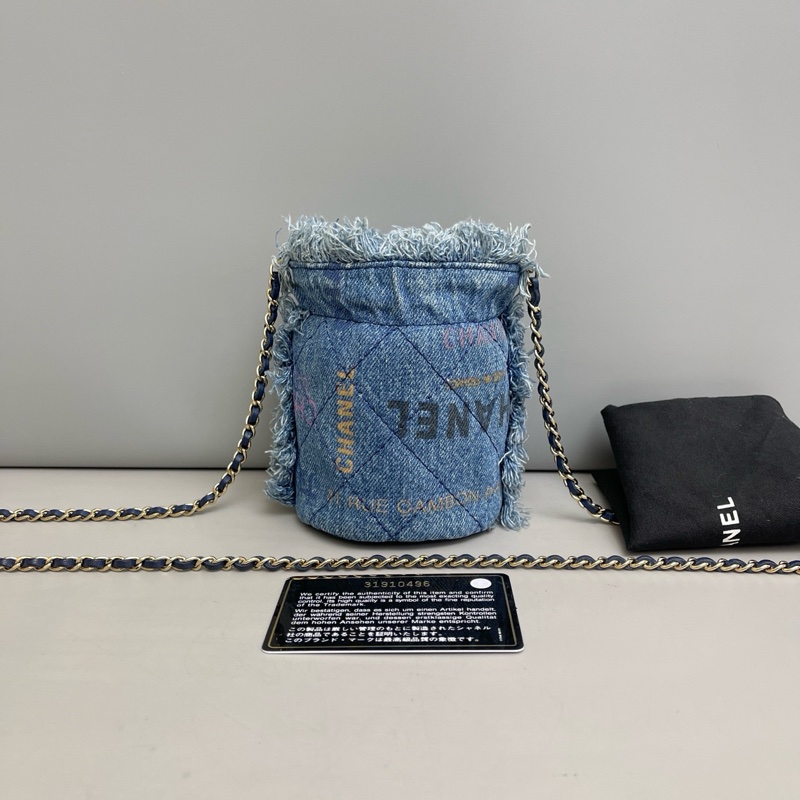 Chanel香奈兒 丹寧塗鴉迷你鏈條水桶包 尺寸約8×12 鐳射31 附件卡 塵袋。-1