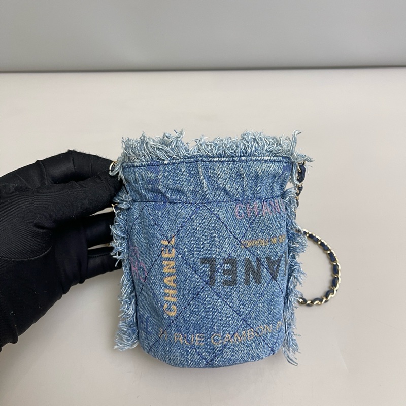 Chanel香奈兒 丹寧塗鴉迷你鏈條水桶包 尺寸約8×12 鐳射31 附件卡 塵袋。-4