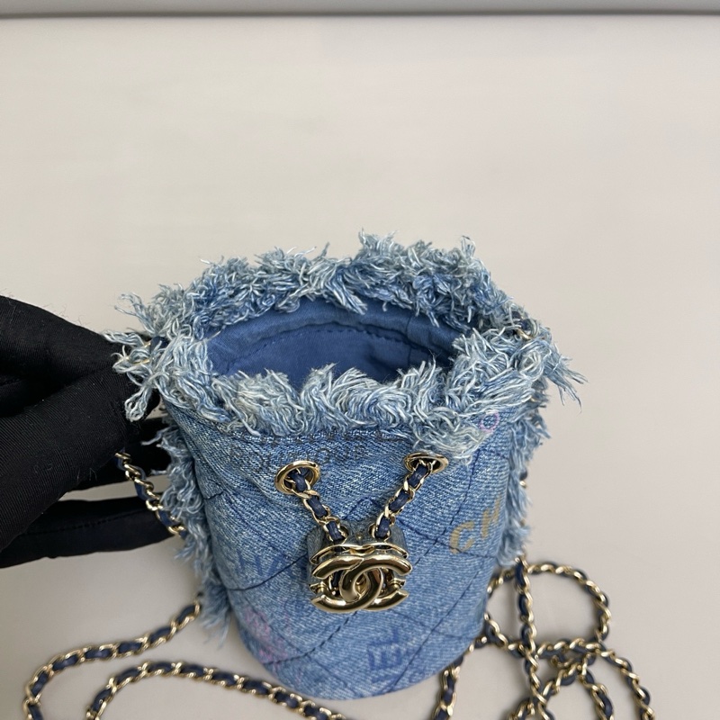 Chanel香奈兒 丹寧塗鴉迷你鏈條水桶包 尺寸約8×12 鐳射31 附件卡 塵袋。-5