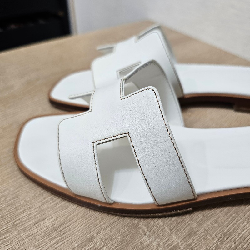 [專櫃五折以下新年新鞋福利🧧] Hermes白小牛皮Oran涼鞋-1