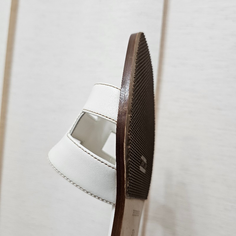 [專櫃五折以下新年新鞋福利🧧] Hermes白小牛皮Oran涼鞋-12