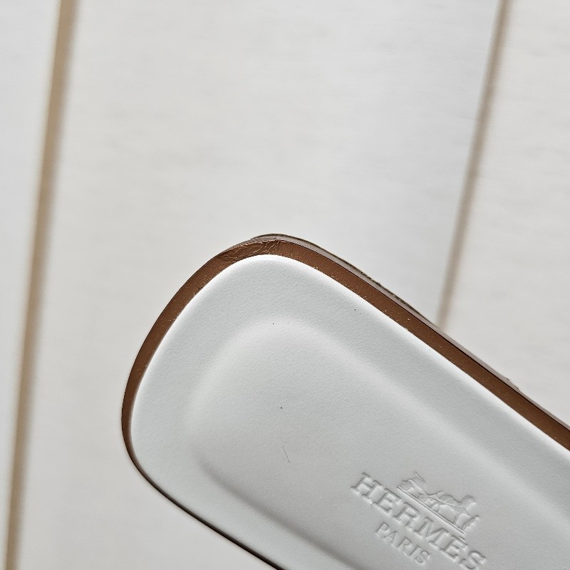 [專櫃五折以下新年新鞋福利🧧] Hermes白小牛皮Oran涼鞋-14