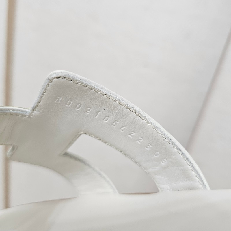 [專櫃五折以下新年新鞋福利🧧] Hermes白小牛皮Oran涼鞋-16