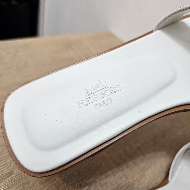 [專櫃五折以下新年新鞋福利🧧] Hermes白小牛皮Oran涼鞋-19