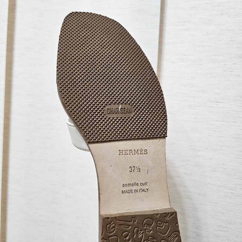 [專櫃五折以下新年新鞋福利🧧] Hermes白小牛皮Oran涼鞋-21