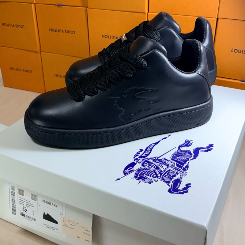 🎁全新未試穿 2024新款盒裝 Burberry 巴寶莉 全黑 戰馬休閒鞋（原價27500）-0