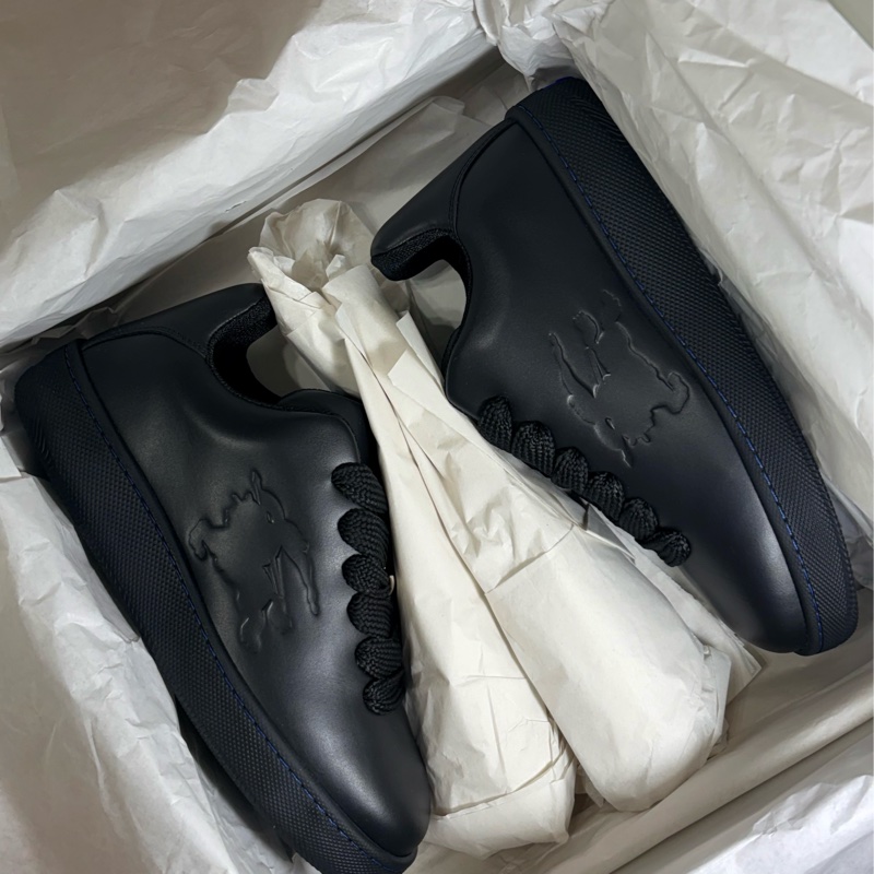 🎁全新未試穿 2024新款盒裝 Burberry 巴寶莉 全黑 戰馬休閒鞋（原價27500）-3