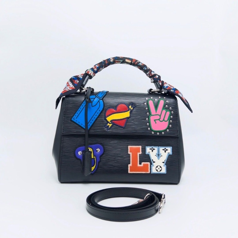 LV 限量款Cliuny 黑色水波紋徽章手提肩背包25*19*10 98新配件絲巾塵袋-1